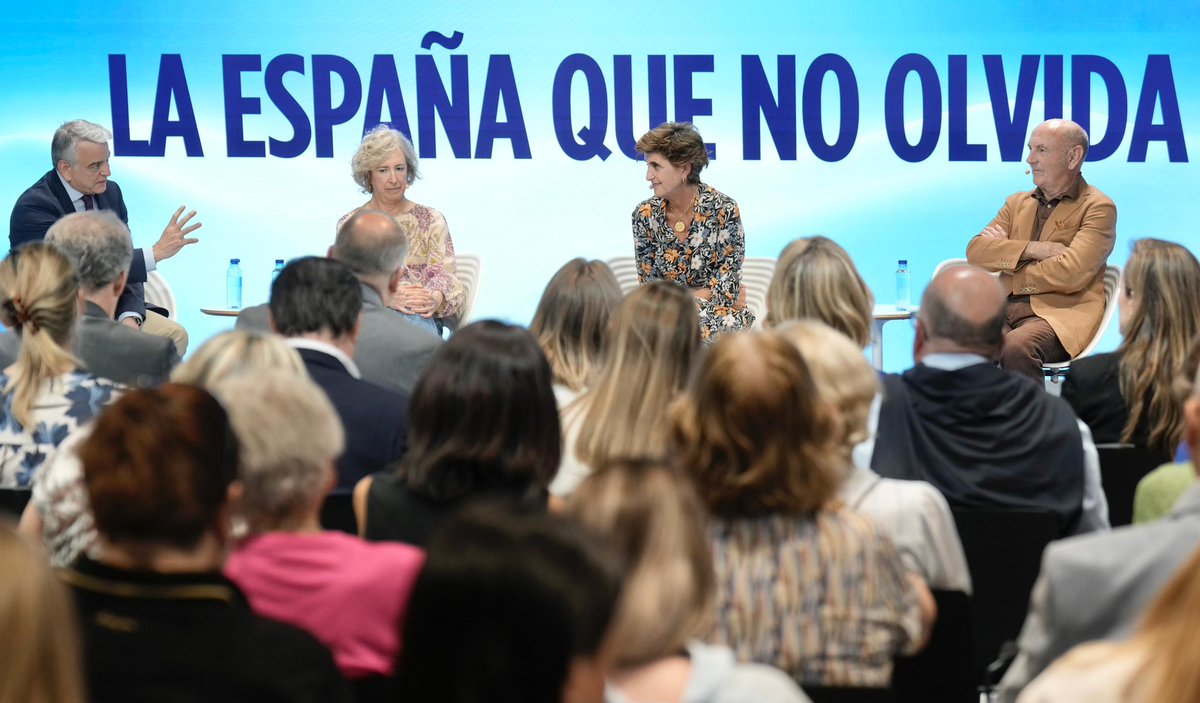 cayetanaAT's tweet photo. Emocionante acto anoche en la sede del @ppopular 

El reencuentro con María San Gil.
El testimonio de Ana Iribar. 

Hace 30 años ETA mató a Gregorio Ordóñez.
Hoy sus herederos sostienen a un Gobierno corrupto. 

El precio: 
— Impunidad para los terroristas presos.
— Autodeterminación para el País Vasco (bajo el nombre de plurinacionalidad).

Pero España no está condenada.

El ejemplo de Gregorio —su impresionante valentía democrática— nos emplaza.

Gregorio defendió el Estado frente a ETA.
Nosotros lo defenderemos frente a Sánchez. 

Memoria, Dignidad y Justicia no son una consigna. 
Son un programa de acción. 

@ppopular 
——
Aquí, el documental sobre Gregorio. 

Por favor, véanlo y compártanlo:
https://t.co/qBjw9vrPbQ