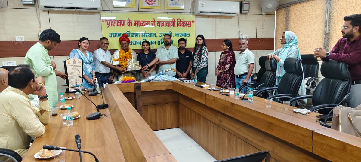 HTIKarnal's tweet photo. Glimpses of the Superintendent’s Retirement Celebration of Sh. Naresh Kumar  at HTI Karnal.
@horticulturehry https://t.co/r2qftNfODt