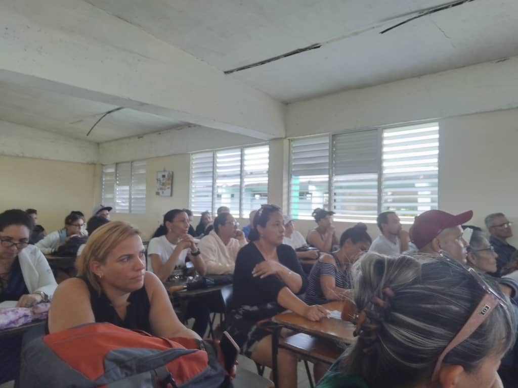 IPVCECamaguey's tweet photo. #100AñosConFidel
Reunión de Padres #GeneralisimoIPVCE para esclarecer e informar sobre particularidades de la estrategia #CubaMined en el cierre del curso escolar. La sede Ipu/ Ignacio Agramonte con buena asistencia y resultado
#LaPatriaSeDefiende
#ConFidelEnCadaAula https://t.co/miut8N5UZa