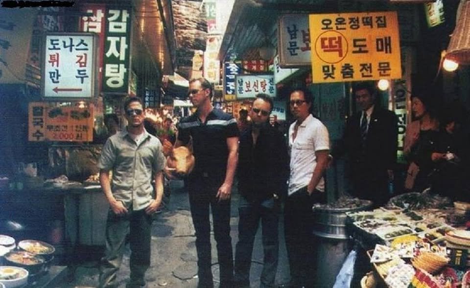 hesp365's tweet photo. Metallica standing in a Korean market
Holding a pig's head

#namdaemun https://t.co/Fc1ctcGRSC
