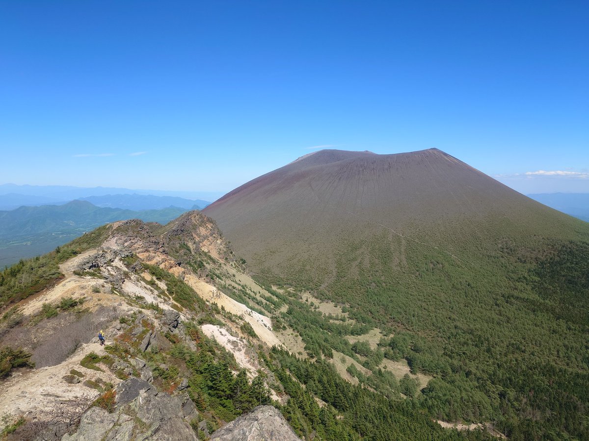 torof1's tweet photo. 高峰高原ビジターセンターの方から、前掛山に行ってきました。
土日は激混みな予感だったので、休みを取り金曜日に。時間帯にもよるかと思いますが、それほど混雑してませんでした。
あと1時間遅ければ、前掛山の山頂時も快晴でした。 https://t.co/LvE9UyOkAt