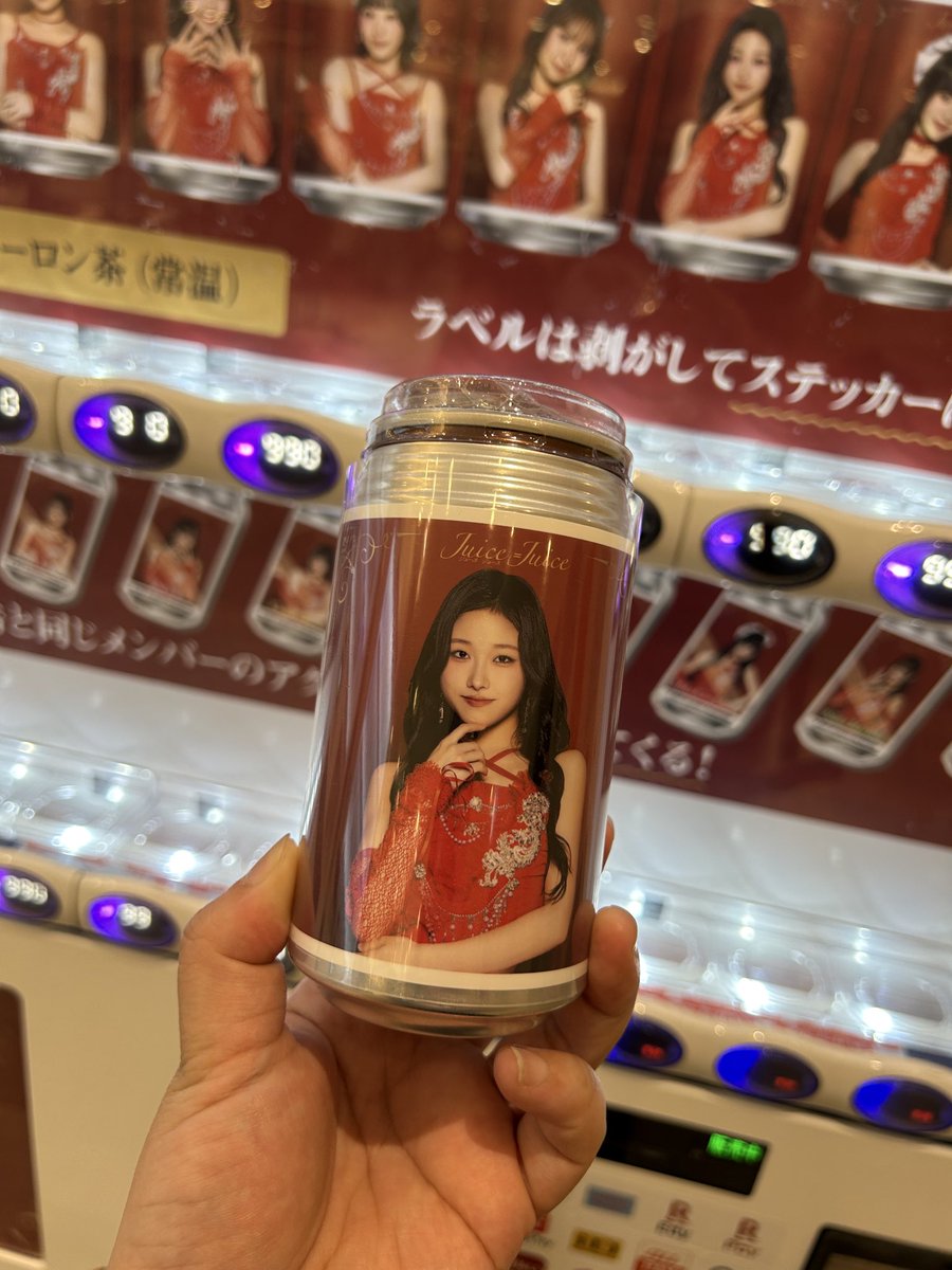 sub_m0's tweet photo. Juice=Juice自販機〜！なんばマルイ。あの、、3本は重いです、、 https://t.co/aIlzK5nqXZ