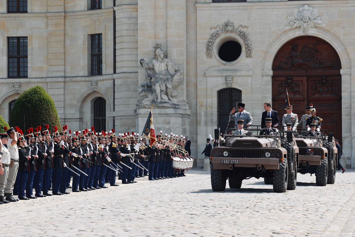 Menlu_RI's tweet photo. At the invitation of President @EmmanuelMacron, President @prabowo conducted a State Visit to Paris (28/5), where 🇮🇩-🇫🇷 will elevate their bilateral cooperation through Comprehensive Strategic Partnership.

Both leaders agreed to advance cooperation in defence, investment, energy transition, and innovation, while supporting the swift implementation of the Indonesia-EU CEPA.

Both leaders reaffirmed their support for multilateralism based on international law and also shared views that lasting peace in the Middle East cannot be achieved without justice for the Palestinian people and a credible path toward a two-state solution.

The launch of France-Indonesia High-Level Business Council also marked a new chapter of economic partnership between 🇮🇩-🇫🇷