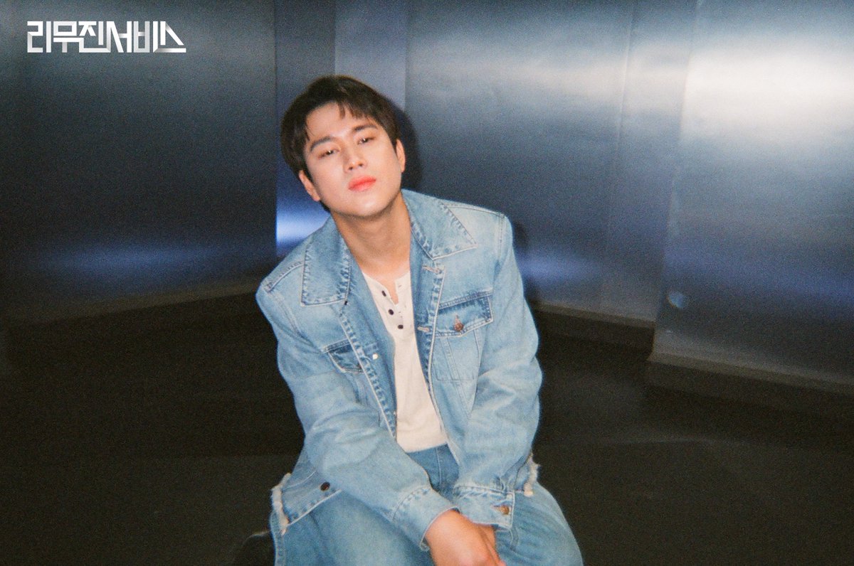 mujin_plz's tweet photo. 언제나 열일하는
무쥔장의 노래 세포🎶
근데 이제 오늘은
멋쟁이 청청 패션과 함께
화려한(?) 댄스 세포까지 곁들인,,🕺🏻^^

@BPM_LMJ

#이무진 #LEEMUJIN 
#리무진서비스 #LMJSV https://t.co/CgSUP5gzwm