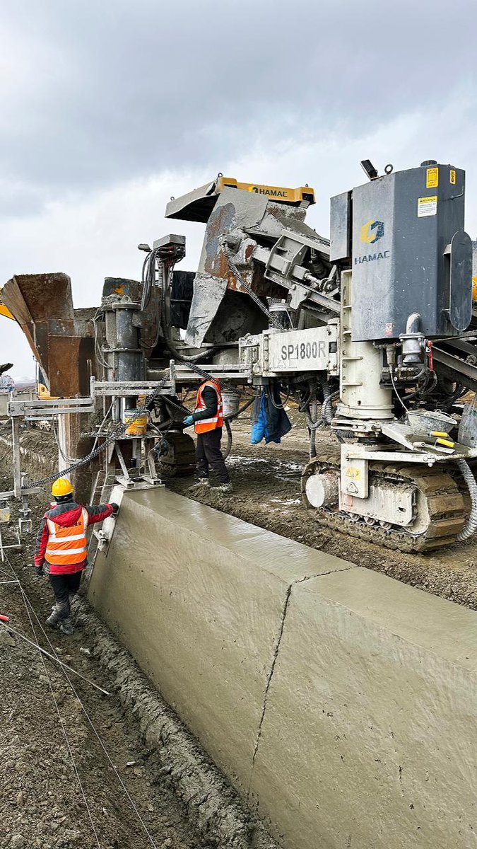 hamacchina's tweet photo. 🚧 Still using wooden shuttering?
Modern concrete projects demand speed, precision, and consistency.
See what efficient concrete forming looks like. ⚙️🔥
#SlipformPaver #Construction #Concrete #Engineering #RoadWork https://t.co/md4klEyocQ