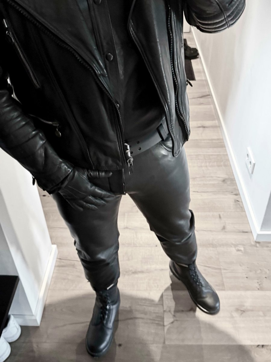 Chris2_Master's tweet photo. Wer will mich begleiten ? 😈
#findom #master #slave https://t.co/LSOlcXUf6m