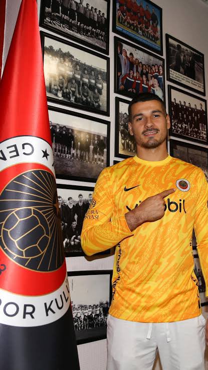 mustafacangb's tweet photo. @futbolarena Listede Velho nun olmamasi şaka gibi listedeki herkesden daha iyi kalecilik yapti https://t.co/0EQQ832Y5Q