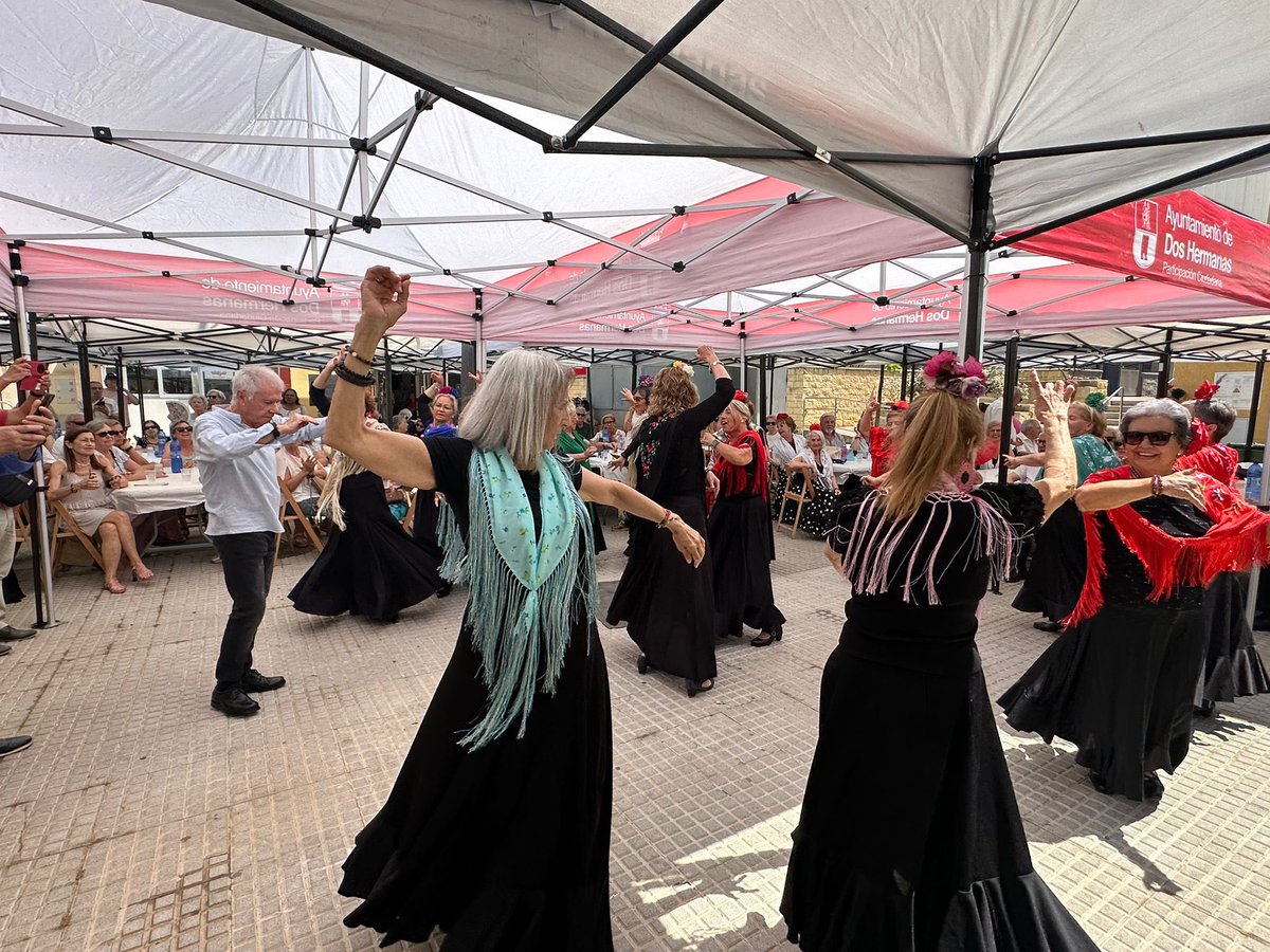 pacorodriguezdh's tweet photo. Clausuramos los talleres socioculturales del Centro Municipal de Mayores de Montequinto del @aytodoshermanas en los que participan más de 600 vecinas y vecinos. Talleres de memoria, gimnasia pasiva o sevillanas entre otros que conforman una completa programación de actividades. https://t.co/00bl7RnWP4