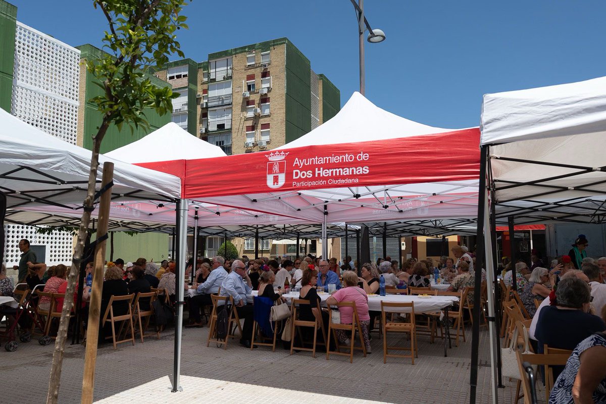 pacorodriguezdh's tweet photo. Clausuramos los talleres socioculturales del Centro Municipal de Mayores de Montequinto del @aytodoshermanas en los que participan más de 600 vecinas y vecinos. Talleres de memoria, gimnasia pasiva o sevillanas entre otros que conforman una completa programación de actividades. https://t.co/00bl7RnWP4
