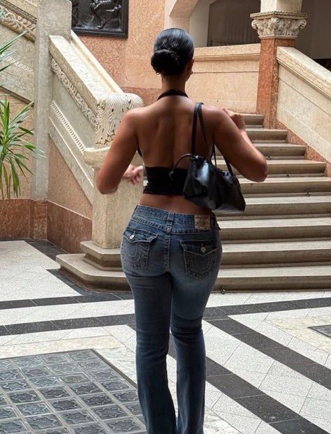 lilyychloe's tweet photo. denim on a curvy body https://t.co/IsSda4KyPh