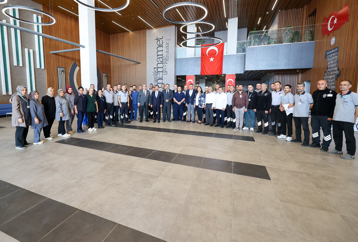 HatayValiligi's tweet photo. 🇹🇷“Gönüller Bir Olduğunda Bayram Güzelleşir”

📌 Valimiz Mustafa MASATLI, Hatay Eğitim ve Araştırma Hastanemizi ziyaret ederek hastanemizden hizmet alan vatandaşlarımızla bayramlaşıp sohbet etti.

📌 Ziyaret kapsamında vatandaşlarımızın Kurban Bayramı’nı tebrik eden Valimiz, sağlık çalışanlarımızla da bir araya gelerek fedakârca yürüttükleri çalışmalar dolayısıyla teşekkür etti; kendilerine aileleriyle birlikte sağlıklı, huzurlu ve bereketli bir bayram temennisinde bulundu.

📍Antakya / HATAY