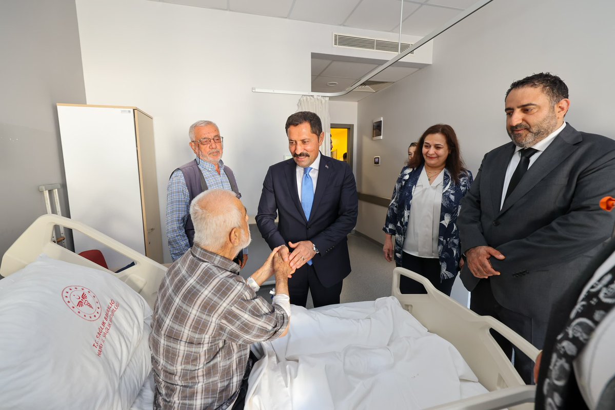 HatayValiligi's tweet photo. 🇹🇷“Gönüller Bir Olduğunda Bayram Güzelleşir”

📌 Valimiz Mustafa MASATLI, Hatay Eğitim ve Araştırma Hastanemizi ziyaret ederek hastanemizden hizmet alan vatandaşlarımızla bayramlaşıp sohbet etti.

📌 Ziyaret kapsamında vatandaşlarımızın Kurban Bayramı’nı tebrik eden Valimiz, sağlık çalışanlarımızla da bir araya gelerek fedakârca yürüttükleri çalışmalar dolayısıyla teşekkür etti; kendilerine aileleriyle birlikte sağlıklı, huzurlu ve bereketli bir bayram temennisinde bulundu.

📍Antakya / HATAY