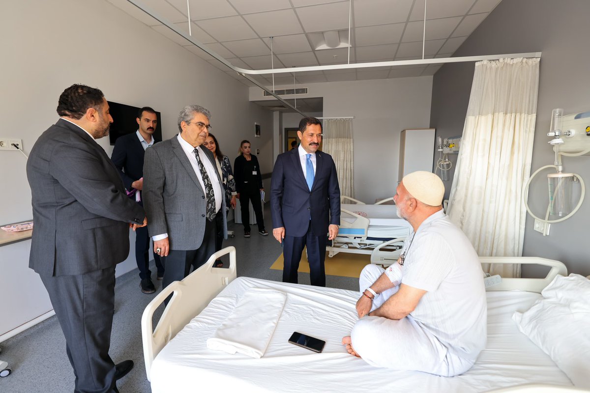 HatayValiligi's tweet photo. 🇹🇷“Gönüller Bir Olduğunda Bayram Güzelleşir”

📌 Valimiz Mustafa MASATLI, Hatay Eğitim ve Araştırma Hastanemizi ziyaret ederek hastanemizden hizmet alan vatandaşlarımızla bayramlaşıp sohbet etti.

📌 Ziyaret kapsamında vatandaşlarımızın Kurban Bayramı’nı tebrik eden Valimiz, sağlık çalışanlarımızla da bir araya gelerek fedakârca yürüttükleri çalışmalar dolayısıyla teşekkür etti; kendilerine aileleriyle birlikte sağlıklı, huzurlu ve bereketli bir bayram temennisinde bulundu.

📍Antakya / HATAY