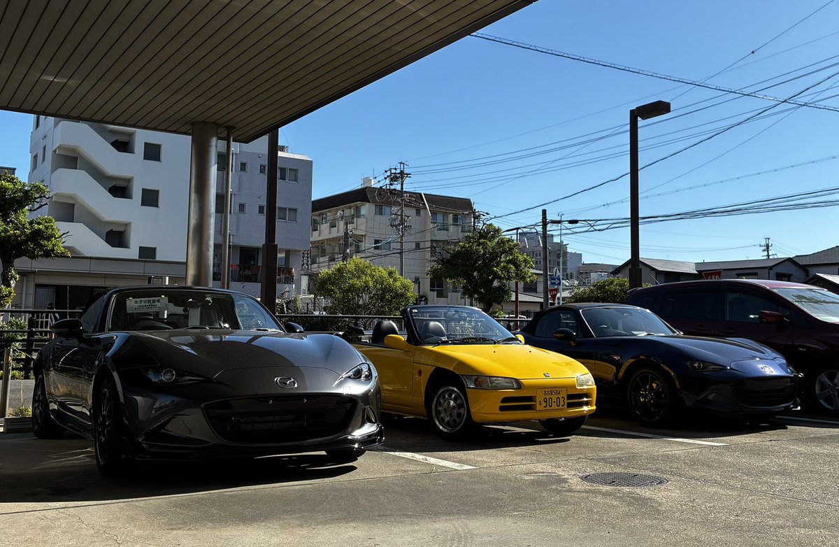 masaabarth4880's tweet photo. まだ5月で春だからと自分を騙してオープンで走り回る。
日差しは強いが乾燥しているので風が心地良い。
でMAZDAのディーラーでオープン3台並べて記念撮影。
まだココのお客では無い！
#ホンダビート　#MAZDAロードスター https://t.co/PYmFrdIhbu