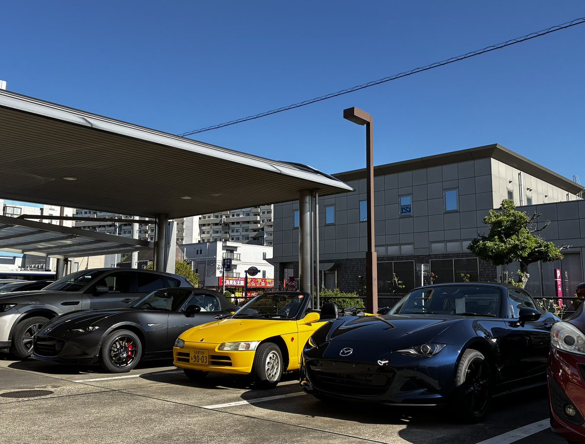 masaabarth4880's tweet photo. まだ5月で春だからと自分を騙してオープンで走り回る。
日差しは強いが乾燥しているので風が心地良い。
でMAZDAのディーラーでオープン3台並べて記念撮影。
まだココのお客では無い！
#ホンダビート　#MAZDAロードスター https://t.co/PYmFrdIhbu