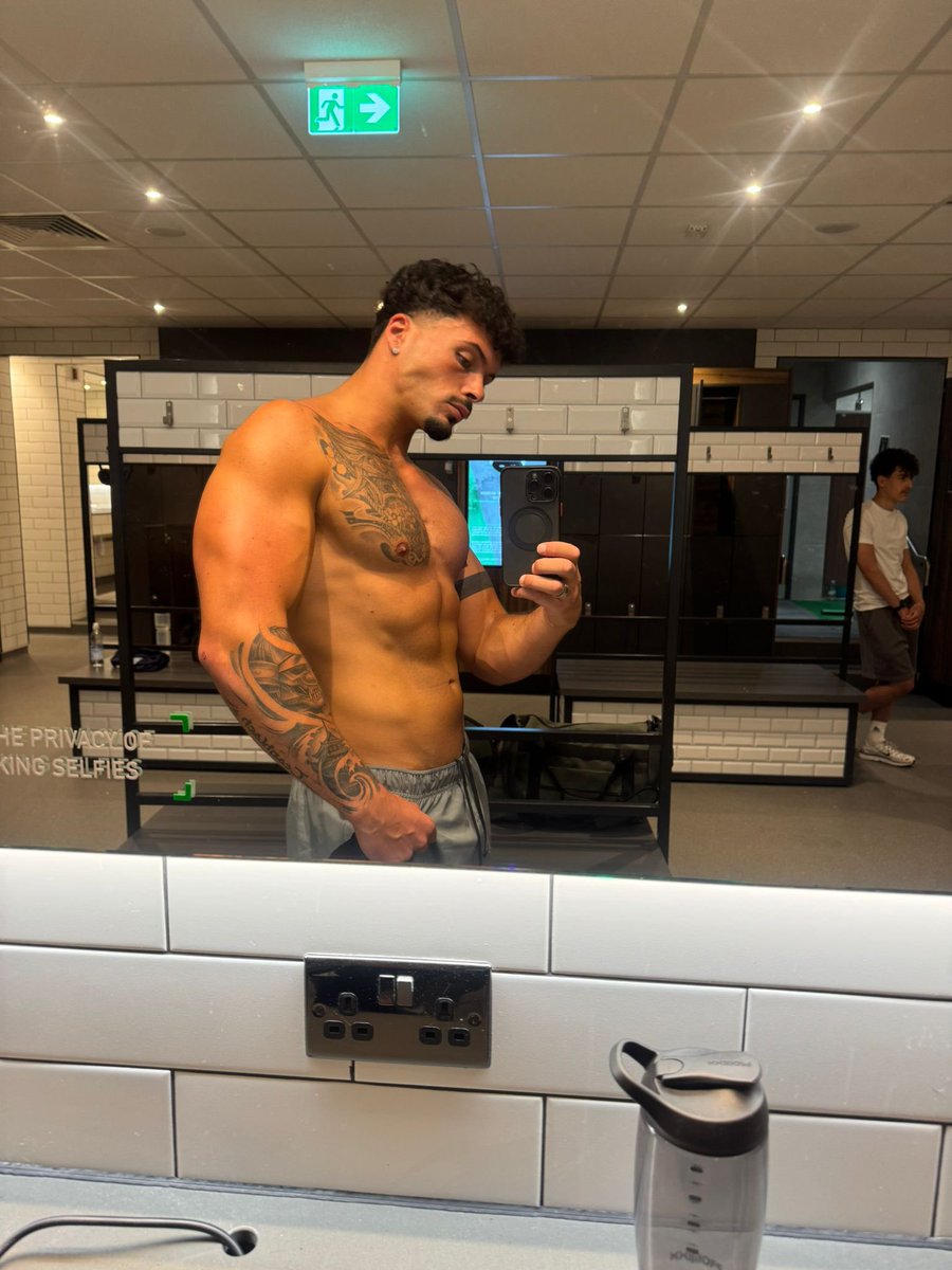mal_escott's tweet photo. The is just a gym pic page https://t.co/xCZJwdXgct