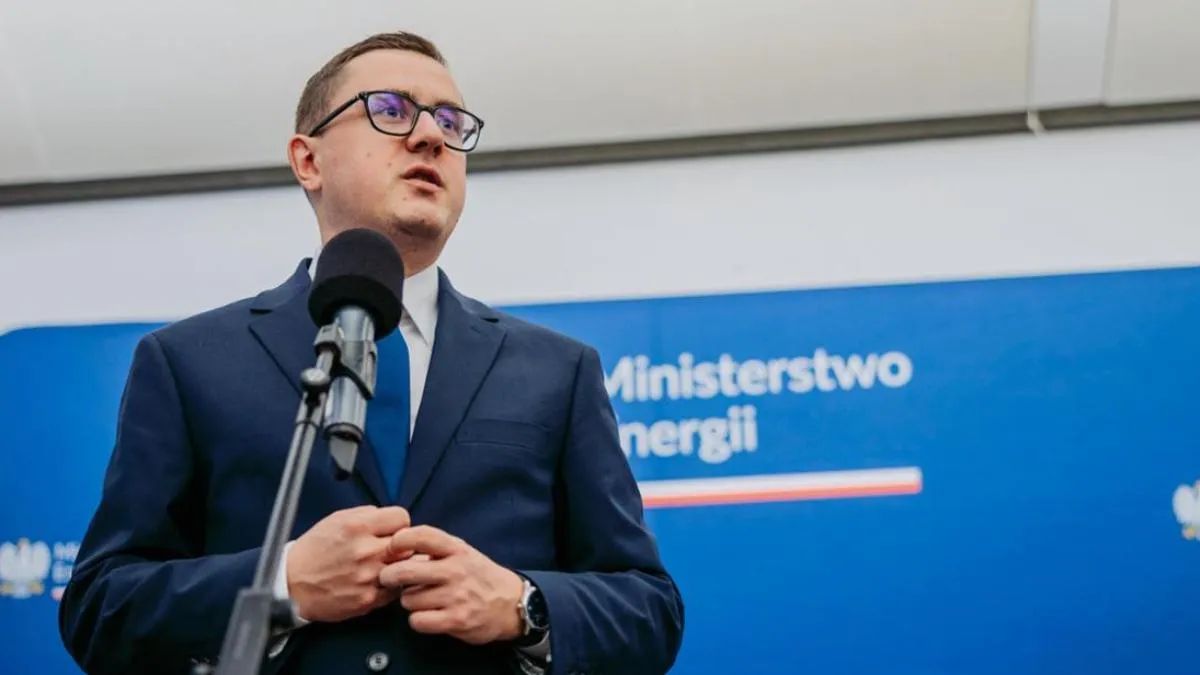BizblogPl's tweet photo. Zwrot akcji wokół domowych magazynów energii ⚡

Restrykcyjne przepisy z projektu MRiT mogą trafić do kosza.
Miłosz Motyka zapowiada liberalizację i ułatwienia dla inwestorów.

https://t.co/NckeV367za https://t.co/0yzvEVnRp7