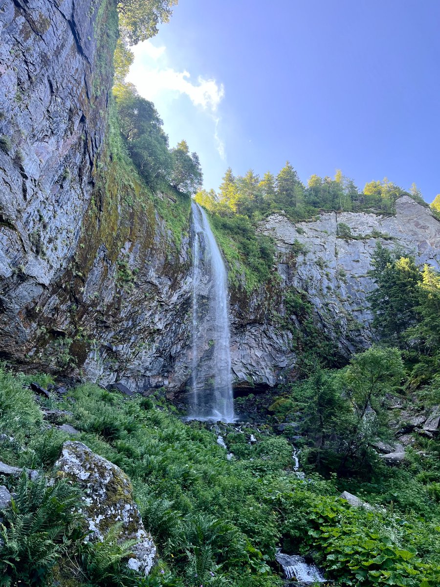 otsancy's tweet photo. Prendre de l’altitude et se rafraîchir auprès d’une cascade… c’est possible dans le Massif du Sancy 💦⛰️

Toutes plus jolies les unes que les autres 🤍

👉 Nos idées pour se rafraîchir le temps d’un week-end, c’est par ici : https://t.co/GvYTrruclC. https://t.co/wLL7o35fYB