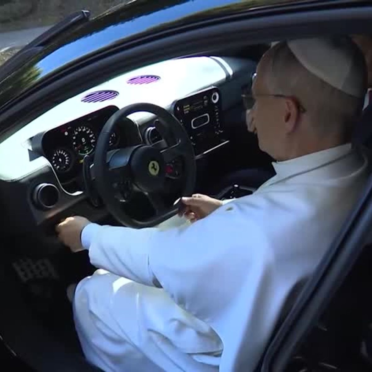 _Marcos_BG's tweet photo. "S-Santo Padre, si por favor pudieramos reunirnos para hablar de las consagraciones..."

"¿Cómo? Lo siento, no te escucho. El motor de este Ferrari Luce es más alto. Hable con Mons. Tucho o algo." https://t.co/4DOdNWxZf9