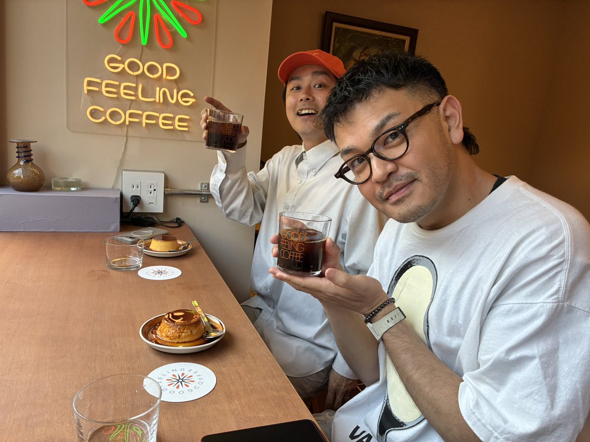 141blend's tweet photo. つっこみ続けないと死んでしまう男スーズ高見氏と天才映像クリエイターの笠谷くんが来てくれた。
大阪からこの4月に東京へ出てきた高見氏は、まだこちらで美容室が見つかっていないようなので、もう帰阪するよう進めておいた。 https://t.co/D7hsr0Z78N
