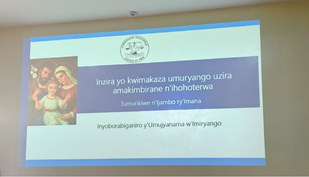 RwandaCejp's tweet photo. Now, CEJP Rwanda is presenting, through his project titled “Building Resilient Families and Positive Digital Cultures for GBV Prevention in Rwanda,” a Family Support Guide to promote harmonious family relationships and prevent GBV in Rwanda.
#EndGBV #ViolenceFreeFamilies👩‍❤️‍👨 https://t.co/EmK6YHJefv