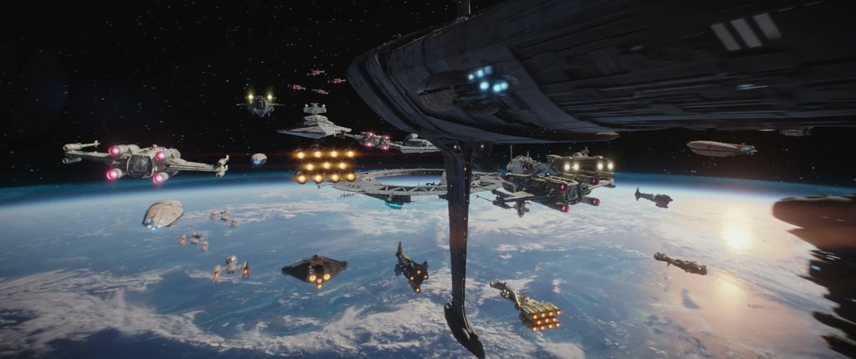 yu04_movie's tweet photo. 『ローグ・ワン／スター・ウォーズ・ストーリー』

シリーズ屈指の熱量と緊張感を備えながら、スピンオフとして理想的な完成度を誇るスターウォーズでも最高峰の傑作。

”スターウォーズの原点”である『エピソード4／新たなる希望』へ直結する、命を賭して希望を繋いだ反乱同盟軍の知られざる物語。

以下雑感。

“エピソード4へ繋ぐ”という役割だけで終わらず、一本の戦争映画としても圧倒的な完成度を誇るがゆえに、今なおディズニー制作のスターウォーズ史上最高傑作の一つとして語り継がれているのだと思う。

これ一作で『新たなる希望』の深みと解像度が信じられないほど増すからオリジナル、プリクエル三部作(EP1~6)のみで止まっている人はとりあえず観て欲しい。『新たなる希望』以外に鑑賞必須作がない敷居の低さも魅力の一つだろう。

ジェダイとシスを軸にした“輝かしい英雄譚”の裏には、表彰されることも感謝されることもなく、それでも自分では見ることのない未来のために戦い続けた者たちがいた。本作最大の特徴は、そんな“名もなき英雄たち”に真正面からスポットを当てている点にある。前日譚ドラマ『アンドー』と併せて観ると、彼ら――“反乱軍を形作ってきた者たち”の台詞一つ一つの重みが段違いに感じられる。

ナンバリングシリーズがスターウォーズの“表の面”だとすれば、本作と『アンドー』はまさに“裏の面”を描いた作品。両方を揃えることで、この世界の解像度が一気に跳ね上がる。『ローグ・ワン』単体でも十分傑作だが、ぜひ『アンドー』もセットで観てほしい。

重厚な人間ドラマに振り切った『アンドー』とは異なり、本作はエンターテイメントとしても非常に観やすい。最終盤の「スカリフの戦い」はワンカットごとがスターウォーズ屈指の映像映えする大規模戦闘。アクションも目を見張るほどのカッコ良さで溢れており、暗く重い話がベースにありながら、疾走感やカタルシスは本編をも凌ぐ。既存のキャラクターに縛られない新キャラ中心の物語ゆえに、着地点が読めず終始手に汗握る緊迫感が生まれているのも大きな強みだと思う。

新規キャラが織りなす人間ドラマも見応え抜群だが、既存キャラの活かし方も他のスピンオフ作品と比べて群を抜いて上手い。ターキン総督とベイダー卿の存在感は、本編にも匹敵するレベル。

ベイダー卿は終盤の“スターウォーズ史上最も濃密な10分”が話題になりがちだが、個人的にはムスタファーでのクレニック長官との謁見シーンこそ真骨頂だと思っている。あの“威圧感そのもの”みたいな演出があまりにも解釈一致だし、静かに立っているだけでここまで恐ろしいキャラクターを成立させているのが凄まじい。この映画以上に“恐怖を感じる”ベイダー卿はいない。

重厚な人間ドラマとしても、エンタメとしても非常に高い完成度でファンを魅了した本作、まだ観たことのない人はぜひその存在を頭に入れておいて欲しい。

⭐️5.0