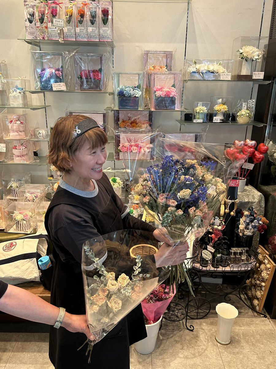 shiopiii0719's tweet photo. 周年Eventの前に…！！
お店のお花を新しくしたくて、めぐさんのところへ行ってきました✲*ﾟ✲*ﾟ✲*ﾟ

色の組合せ好きすぎて、、！
お店も明るく綺麗になりました◎

TシャツもカチューシャもNaAstで合わせてくれてて嬉しすぎたです（ ;  ; ） https://t.co/D8RbTJ7AZi
