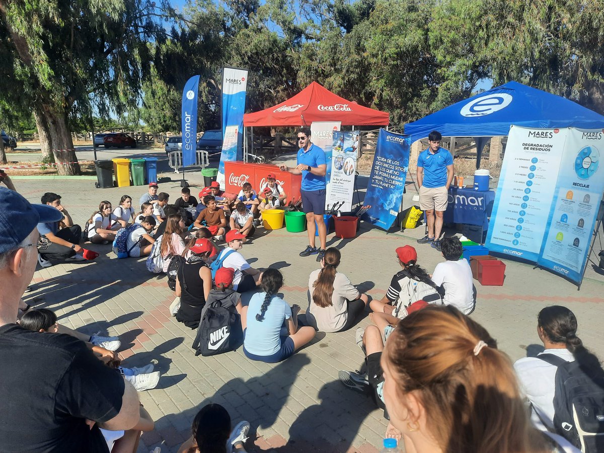 IESAstaroth's tweet photo. El 28 de mayo, el alumnado de 1°, 2° y 3° de  ESO caminaron a la playa de Punta Candor y junto con la fundación Ecomar, vieron la importancia del reciclaje, cómo hacerlo y la importancia de mantener las playas limpias. Recogimos 392 kilos de residuos. https://t.co/34d1HXUcam