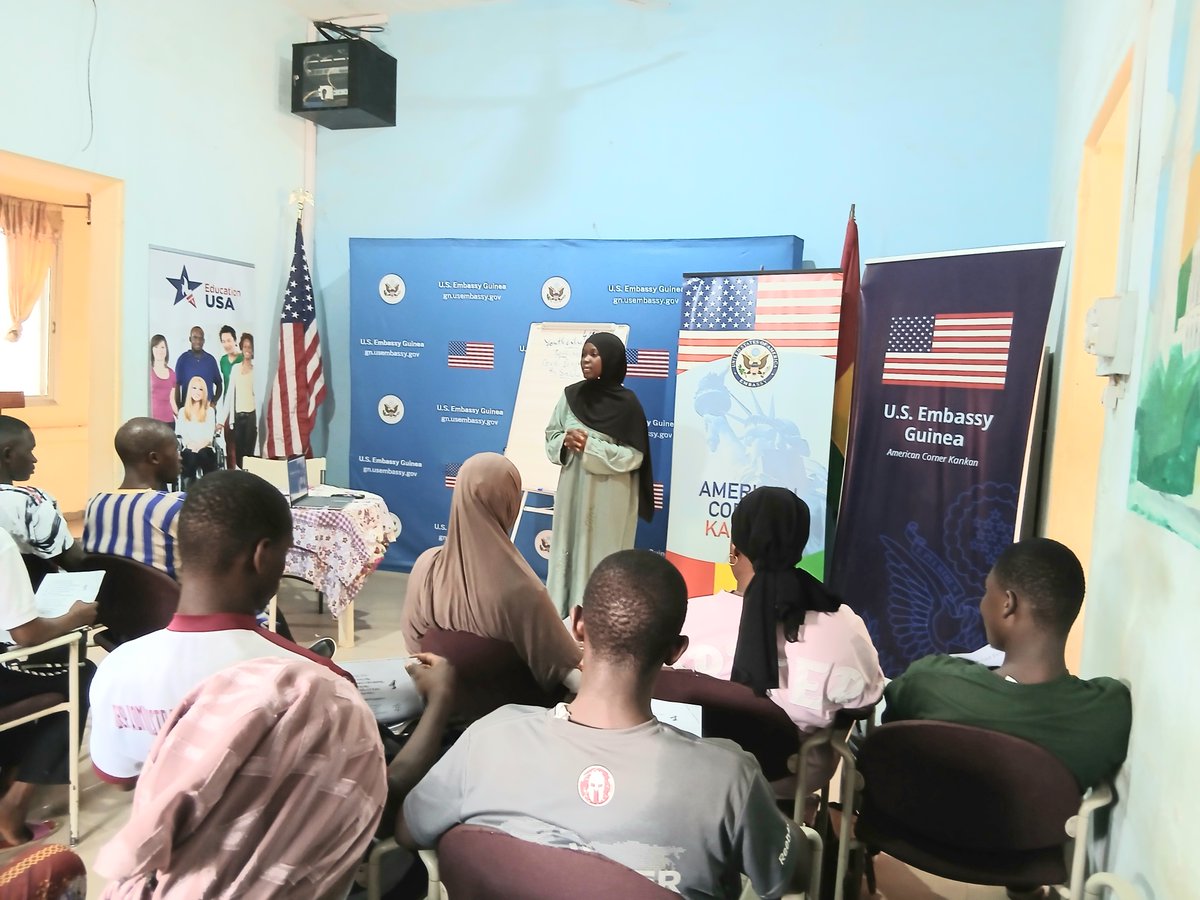 EmbassyConakry's tweet photo. Au coin americain de Kankan, des jeunes ont participé à une formation dynamique sur l’entrepreneuriat et la manière de transformer des idées en véritables opportunités.

La session a été animée par Rouguiatou Sylla, jeune entrepreneure et vice-présidente du Club d’anglais du Coin américain, qui a partagé son parcours dans la création de « Manioc Tech », une initiative basée sur la transformation du manioc. Les participants ont découvert comment les entrepreneurs identifient des problèmes, développent des solutions et créent des entreprises capables de soutenir l’emploi, la croissance et les opportunités en Guinée.

À travers des programmes comme celui-ci, l’Ambassade des États-Unis, via les Coins américains, offre aux jeunes Guinéens un espace pour échanger des idées, développer des compétences pratiques et explorer l’entrepreneuriat. #USenGuinée