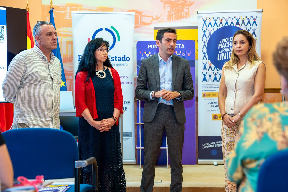 pedro_casares's tweet photo. Recibimos a la @ugtcantabria en la @DelegGobCANT para una sesión formativa para que sus sedes se integren en la red de Puntos Violeta del Ministerio de @IgualdadGob en #Cantabria.

La lucha contra la violencia machista es una causa colectiva y compartida de toda la sociedad. https://t.co/mfMHQxkJWn