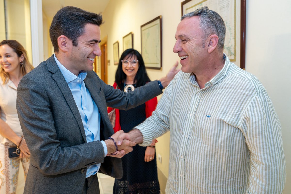 pedro_casares's tweet photo. Recibimos a la @ugtcantabria en la @DelegGobCANT para una sesión formativa para que sus sedes se integren en la red de Puntos Violeta del Ministerio de @IgualdadGob en #Cantabria.

La lucha contra la violencia machista es una causa colectiva y compartida de toda la sociedad. https://t.co/mfMHQxkJWn