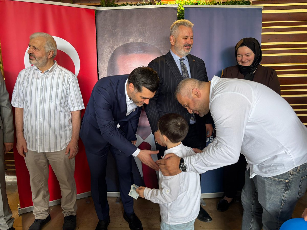 ak_uskudar's tweet photo. AK Parti Üsküdar ailesi olarak; İlçe Başkanlığımızda, İstanbul Milletvekilimiz Hasan Turan ve teşkilat mensuplarımızın katılımlarıyla bayramlaşma programımızı gerçekleştirdik.

Birlik ve beraberliğimizi pekiştirdiğimiz programımızın hayırlara vesile olmasını diliyor, tüm hemşehrilerimizin mübarek Kurban Bayramı’nı tebrik ediyoruz.

#BizimÜsküdar