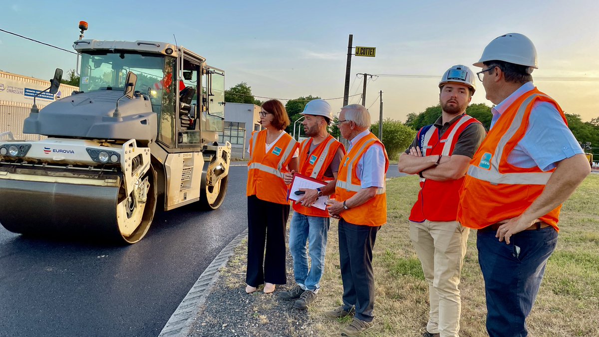 departement86's tweet photo. #Routes | Un giratoire remis à neuf à Naintré 👀

Le Département a réalisé des travaux de réfection de la chaussée sur la RD 910 au niveau du giratoire des Doutardes avec 500 tonnes enrobés tièdes 🙌

✅ Améliorer la circulation des usagers 

🤝 Une opération qui s’élève à 115 000€ financée par le Département