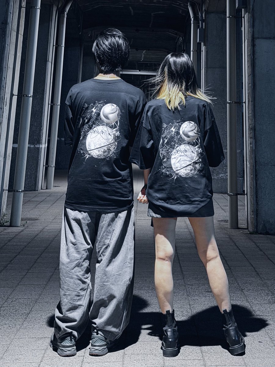 nanasayo09's tweet photo. 男性女性がきても映える1枚に仕上げてます！
ガチで主催とデザインのれろさんと話し合って普段着としても着れるように生地や印刷方法も考えて制作したこだわりの1枚✨️
#reverse2man 

本日のコラボ配信にていよいよ事前物販スタートです💪
是非ゲットしてください！ https://t.co/NADlGBMaXN