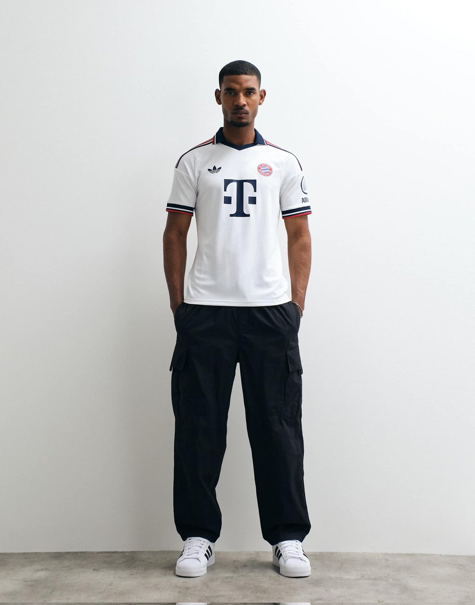 iMiaSanMia's tweet photo. 📸 More official images of Bayern's new away kit https://t.co/m2nNBGExV2