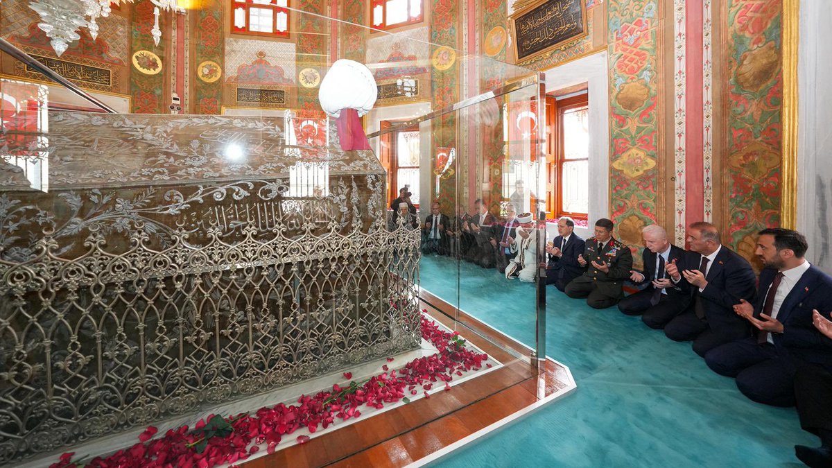 TC_istanbul's tweet photo. İstanbul’un Fethi’nin 573. yıl dönümü dolayısıyla Valimiz Davut Gül, protokol mensupları ile İstanbul’un Fatih’i, çağ açıp çağ kapatan hükümdar Fatih Sultan Mehmet Han’ın türbesini ziyaret etti.

Çok sayıda vatandaşımızın da katıldığı programda; Kur’an-ı Kerim tilaveti sonrasında Vali Gül ve beraberindekiler, Fatih Sultan Mehmet Han’ın kabri başında dua etti.

İstanbul’u bizlere emanet eden Fatih Sultan Mehmet Han’ı, kutlu ordusunu ve aziz ecdadımızı rahmet ve minnetle anıyoruz.

@gul_davut 
#İstanbulunFethi🇹🇷
#FatihSultanMehmet
#29Mayıs1453

📍Fatih Camii Haziresi