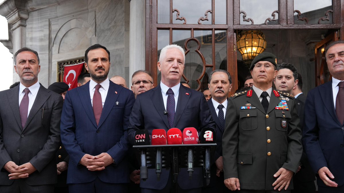 TC_istanbul's tweet photo. İstanbul’un Fethi’nin 573. yıl dönümü dolayısıyla Valimiz Davut Gül, protokol mensupları ile İstanbul’un Fatih’i, çağ açıp çağ kapatan hükümdar Fatih Sultan Mehmet Han’ın türbesini ziyaret etti.

Çok sayıda vatandaşımızın da katıldığı programda; Kur’an-ı Kerim tilaveti sonrasında Vali Gül ve beraberindekiler, Fatih Sultan Mehmet Han’ın kabri başında dua etti.

İstanbul’u bizlere emanet eden Fatih Sultan Mehmet Han’ı, kutlu ordusunu ve aziz ecdadımızı rahmet ve minnetle anıyoruz.

@gul_davut 
#İstanbulunFethi🇹🇷
#FatihSultanMehmet
#29Mayıs1453

📍Fatih Camii Haziresi