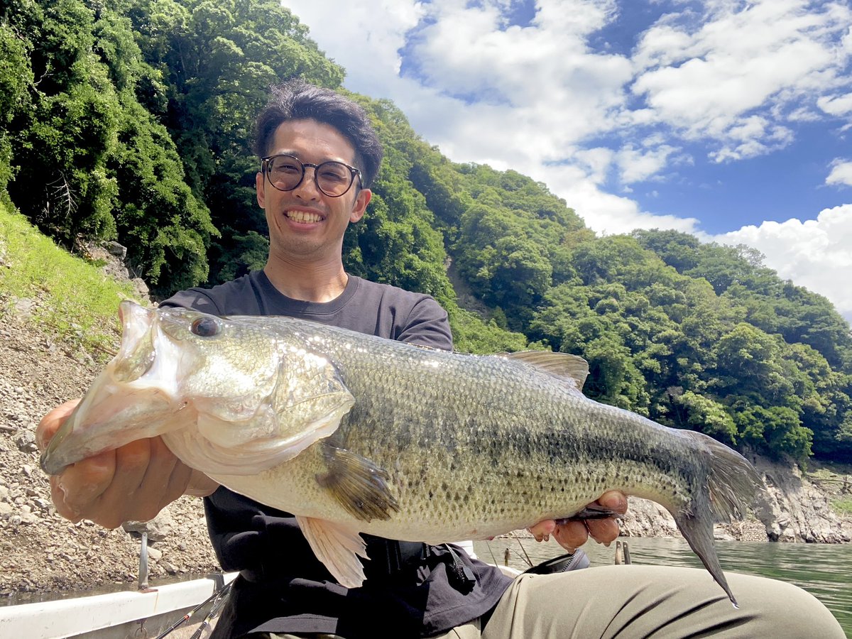 yutamonma1993's tweet photo. 津久井湖で54cmキャッチ
立木にカットテール6.5ノーシンカーワッキーのフォールでした
岩盤にフットボール転がせば小バスは無限バイト https://t.co/yMXok4SNZm