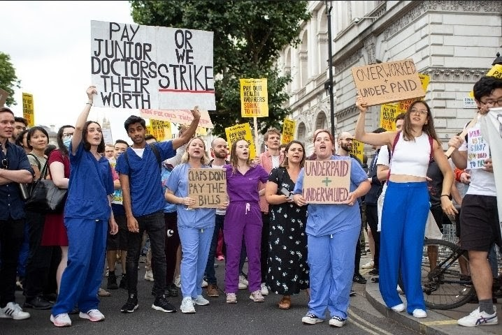 thewonkin's tweet photo. 3/4 MADRID &amp; BERLIN JOIN EUROPE’S HEALTHCARE REVOLT

Doctors marched through Madrid demanding shorter workweeks, better staffing &amp; protection from overtime under Spain’s healthcare reforms

Meanwhile in Berlin, Germany’s Marburger Bund union is threatening strikes

#ジャムフェス https://t.co/j9BJXshxxl
