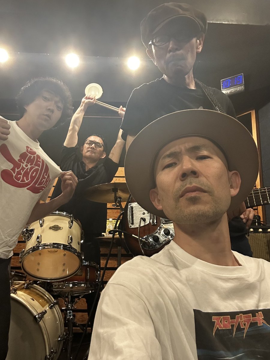 simocooke's tweet photo. テングライブ明日、幡ヶ谷ヘビーシックです。
先日初の試み、テリー自撮りで整いまして、今日は映画観て滋養強壮。
楽器は壊しませんが、いいライブやるぞ！ https://t.co/vz1EzXzXzC