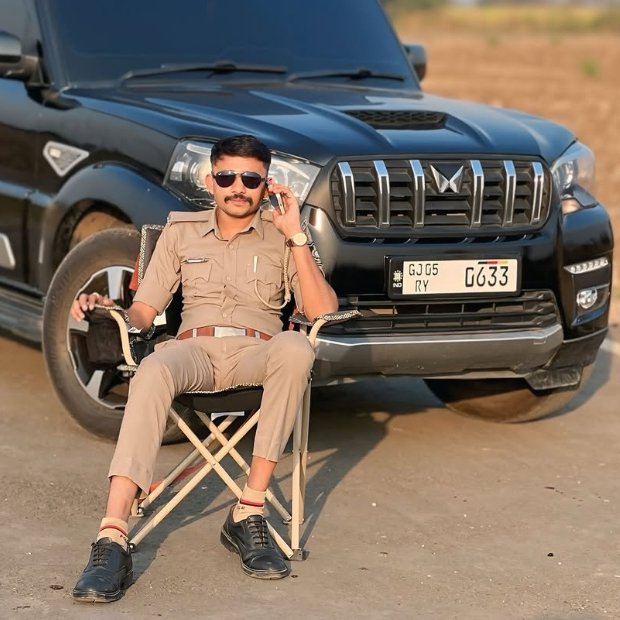 vickysoniyo's tweet photo. @Vadcitypolice @dgpgujarat @GujaratPolice @sanghaviharsh @CMOGuj @InfoGujarat ટ્રાફિક ના નિયમો ની જાણ જાગૃતિ સૌ પ્રથમ પોલીસ બેડા માં જરૂર છે એવું નથી લાગતું? ફેન્સી નંબર પ્લેટ કાડા કાચ , કાડા કચ વાડી ગાડી તો દરેક પોલસ સ્ટેસન માં વહીવટ દાર ની એક ફડવેલી જ હોય છે ? તો શું આ નિયમો ફક્ત સામન્ય લોકો માટે જ બનાવ્યા છે ?  કે પોલીસ પણ આનો સક્તિ થી પોતે પાલન કર્સે? https://t.co/0tV4BVocdh