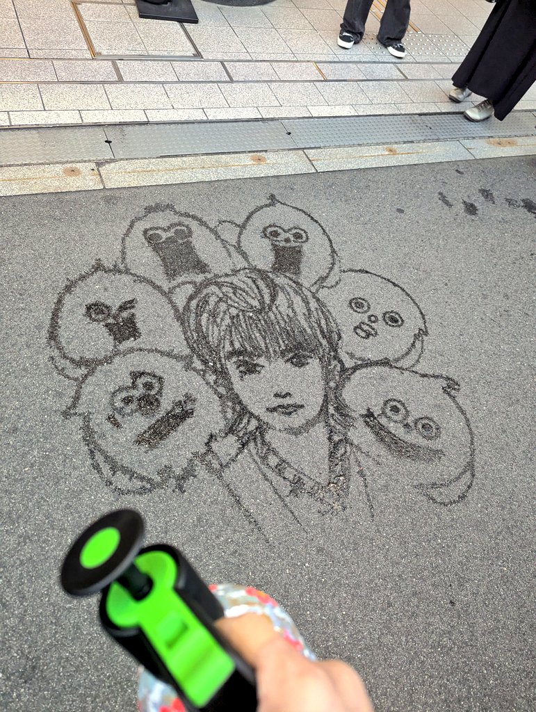 okasyohei's tweet photo. 本日もなんばグランド花月前にて #ミストアート 最終公演は完売！

ゲストは Kis-My-Ft2 の #二階堂高嗣 さん！
@t_nikaido_86 

開演前に地面に水だけで二階堂さんと #スクリーマーズ を描かせてもらいました(^^) https://t.co/yC7CBaiGVp