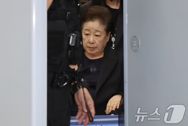 emux_12's tweet photo. 【速報】
韓鶴子総裁の拘束執行停止が1ヶ月延長されました。

1度目の釈放時　緑内障手術

2度目の釈放時　3度の転倒事故による全身の痛みと心血管ショックのリスク

3度目の釈放　転倒事故による肩の骨折と腱板断裂
人工関節手術と約2ヶ月のリハビリが必要

さらに最近では胸の苦しさと呼吸困難
「ご飯粒を噛む力もない」

早く釈放されることを願います。
https://t.co/qcLF3tcLfD