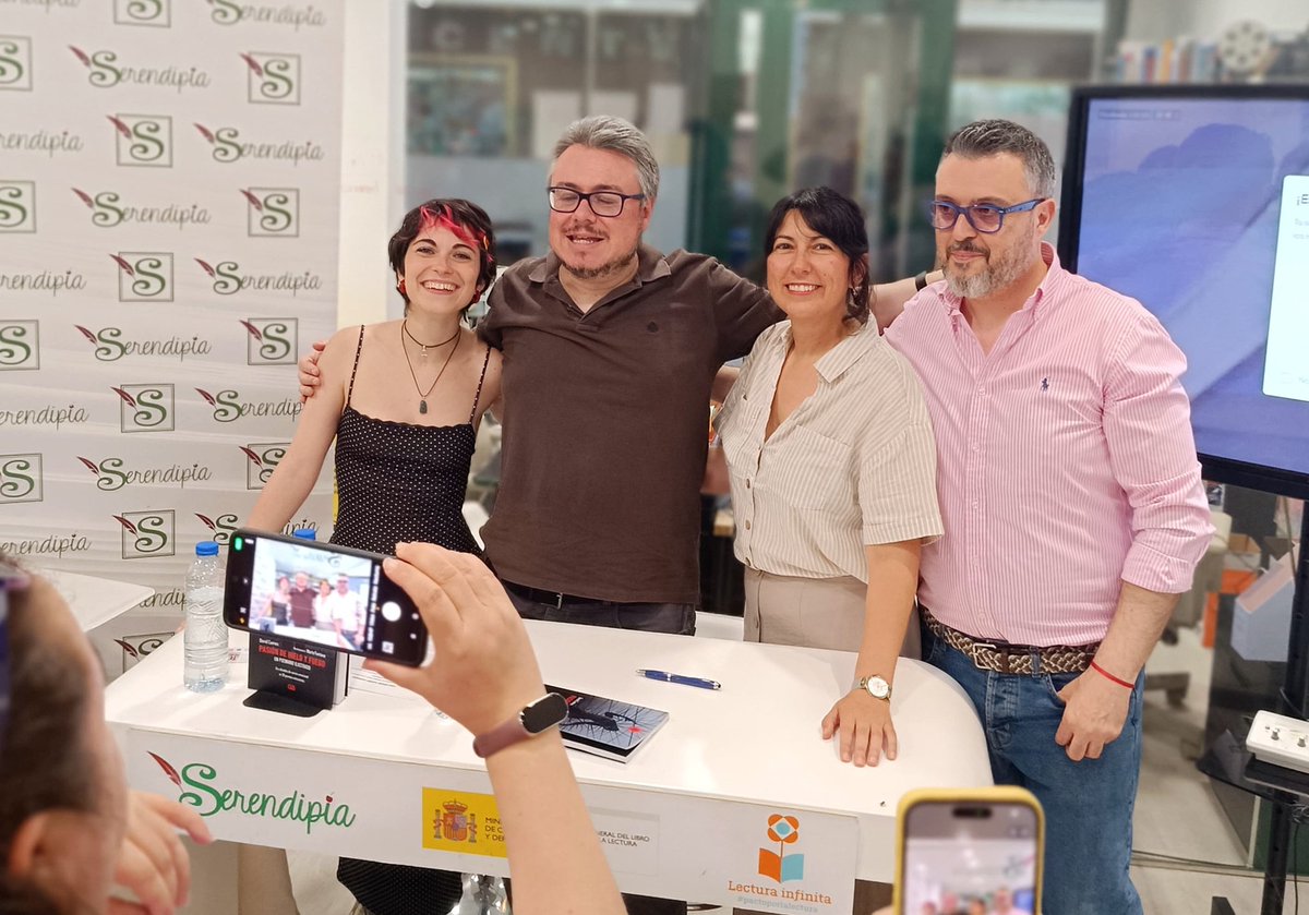 DCuevasC's tweet photo. Gracias a @ManulinCr, Belén, Encar, Rafa y a tod@s l@s que ayer por la tarde os pasásteis por la presentación de 'Pasión de hielo y fuego' en @Serendipia_CR. No tengo palabras. Aquí algunas imágenes y crónica del evento en el mítico diario @Lanzadigital: https://t.co/QMQ0aA6Yq8. https://t.co/A70zMjdrVm