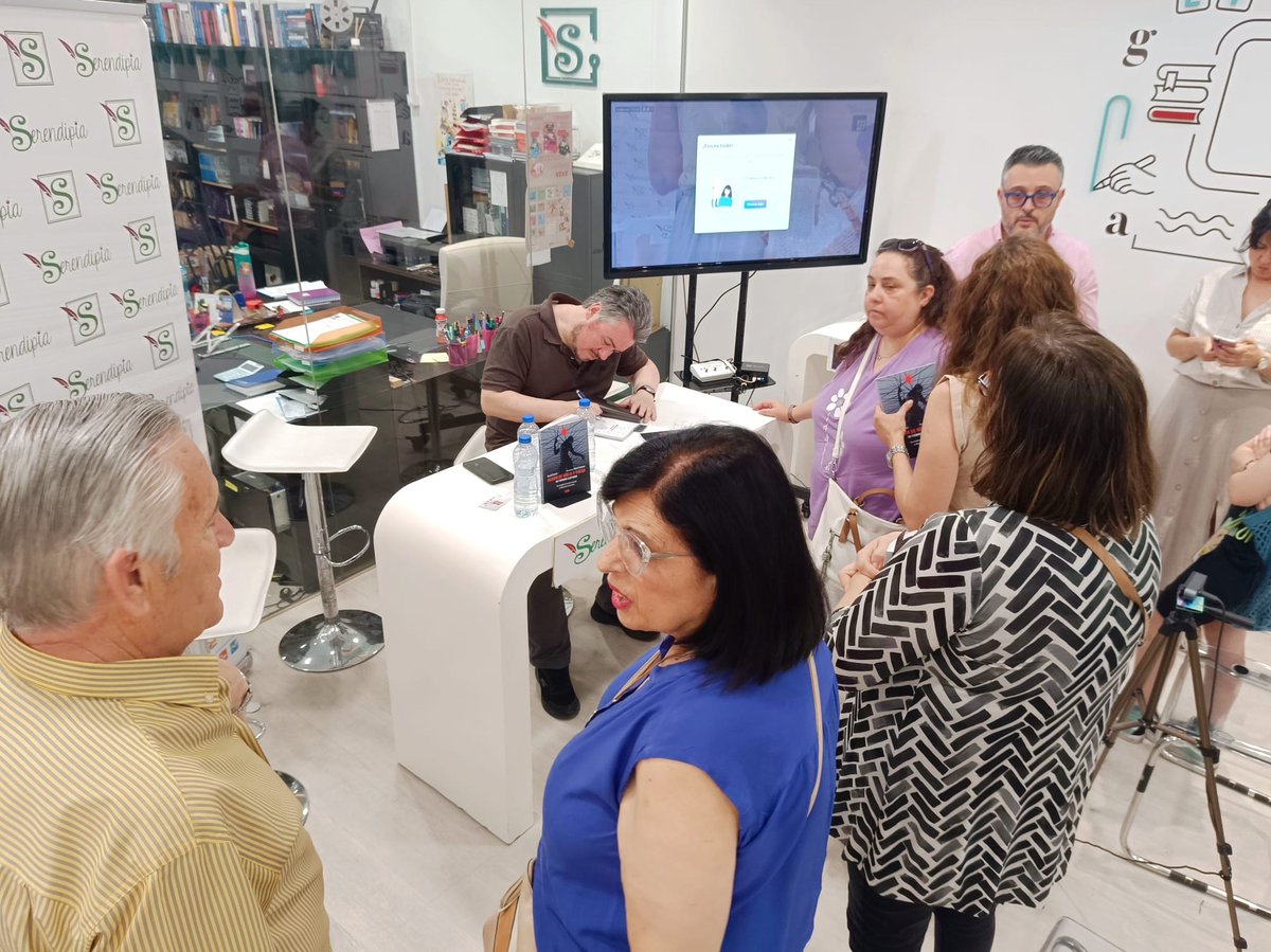 DCuevasC's tweet photo. Gracias a @ManulinCr, Belén, Encar, Rafa y a tod@s l@s que ayer por la tarde os pasásteis por la presentación de 'Pasión de hielo y fuego' en @Serendipia_CR. No tengo palabras. Aquí algunas imágenes y crónica del evento en el mítico diario @Lanzadigital: https://t.co/QMQ0aA6Yq8. https://t.co/A70zMjdrVm