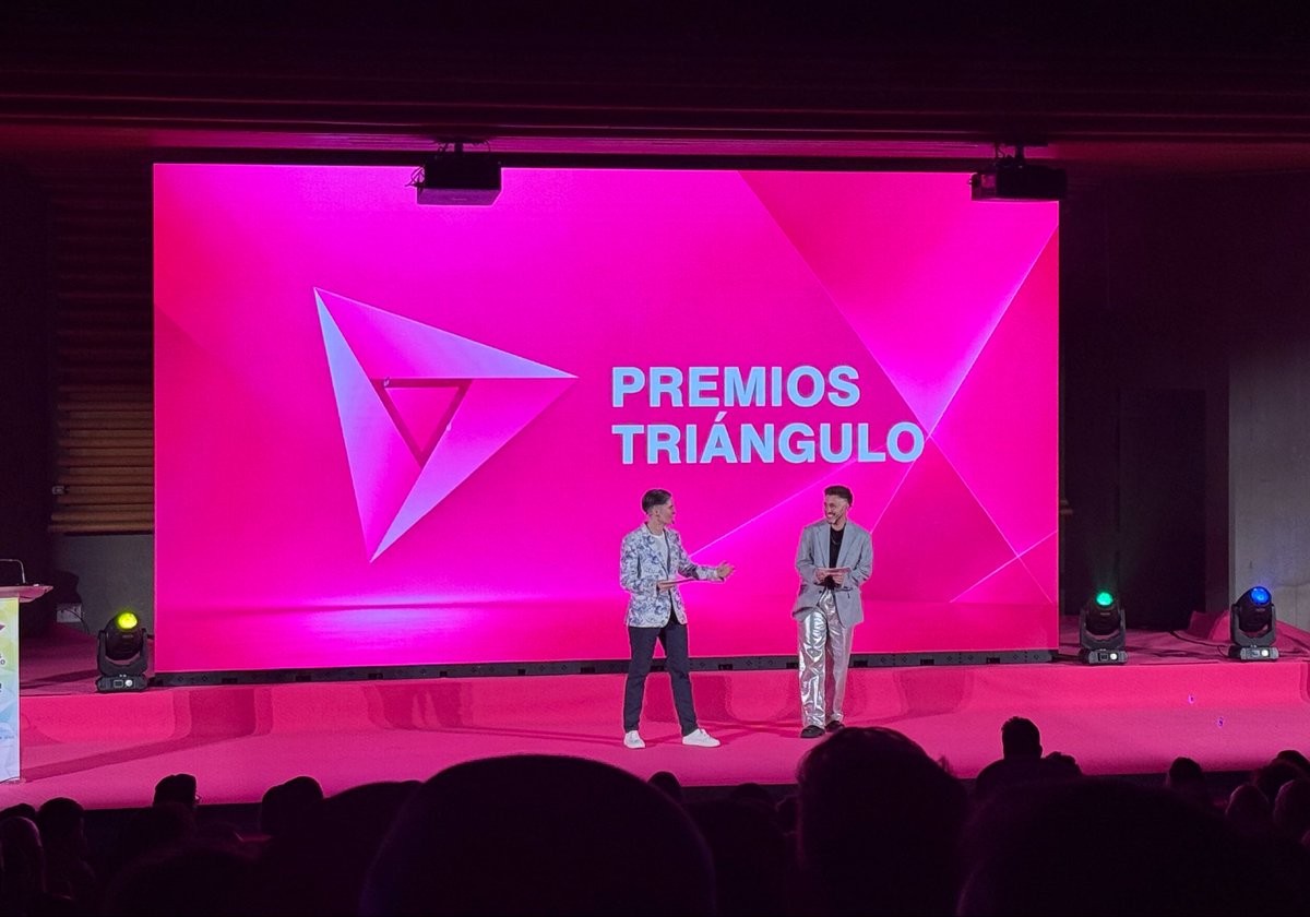 Jorgepl_99's tweet photo. Enhorabuena @COGAM por esta 36ª edición de los Premios Triángulo y por vuestros 40 años de lucha e historia.

Merecido reconocimiento a la @UGT_Comunica con el Triángulo Institucional por su incansable trabajo en la defensa de las personas LGTBI en el trabajo ✊🏼🏳️‍🌈 https://t.co/O47BJm8Rlf