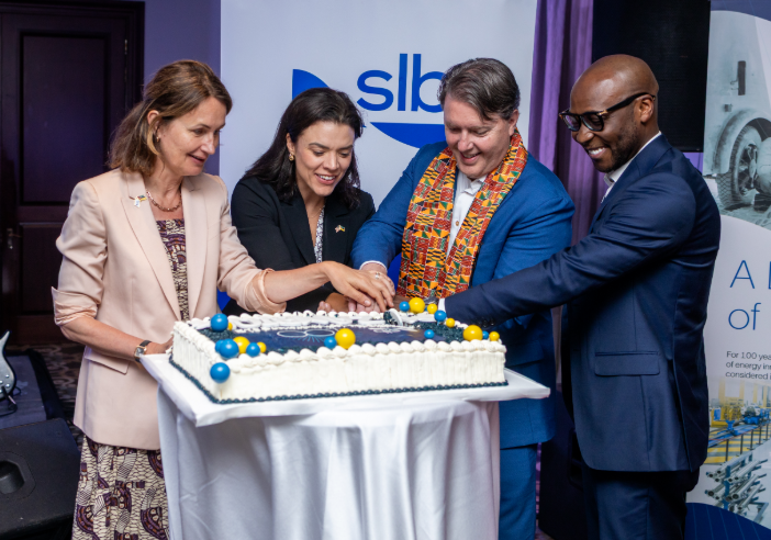USAmbMoz's tweet photo. Felicitei a empresa global de tecnologia SLB (Schlumberger Limited) por assinalar 100 anos de inovação energética e 70 anos de operações em Moçambique. Tive a honra de participar nesta celebração, que destacou os talentosos engenheiros, cientistas e colaboradores moçambicanos que contribuíram para o futuro do sector energético de Moçambique. 

Durante o evento, sublinhei o valor mais amplo do envolvimento responsável do sector privado no crescente sector de GNL em Moçambique: a expansão da formação técnica, a criação de empregos qualificados, o fortalecimento das cadeias de abastecimento locais e o apoio aos moçambicanos no desenvolvimento da experiência necessária para liderar esta importante indústria.

Também destaquei que, à medida que o sector energético de Moçambique crescia, empresas internacionais, profissionais locais e investidores tinham todos um papel a desempenhar na criação de oportunidades, no fortalecimento das comunidades e no apoio ao crescimento económico de longo prazo. Reafirmei o compromisso dos Estados Unidos em promover o desenvolvimento do sector energético de forma a beneficiar Moçambique e fortalecer a relação entre os Estados Unidos e Moçambique. 🇺🇸🇲🇿

#USMZ #EstamosJuntos