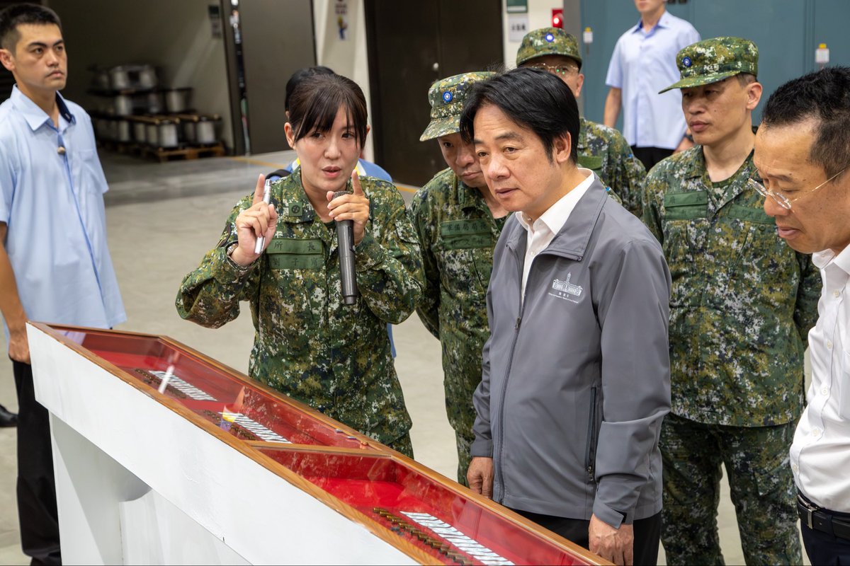 mna_roc's tweet photo. 總統賴清德@ChingteLai 今日前往高雄視導空軍與軍備局所屬部隊單位，慰勉官兵辛勞，並期勉軍備局持續提升 #軍品產能 及品質，讓國軍從主戰到後備戰力都能獲得好裝備，邁向新訓練、新思維、新裝備、新科技目標。

賴總統表示，政府將持續推動整體防空、#國防自主 及 #無人載具 等重要建設，並針對相關項目研議透過 #特別條例、追加預算及提高年度公務預算等方式推動，建立 #智慧化 永續 #國防戰力。

#軍備 #國防自主 #預算 #中華民國