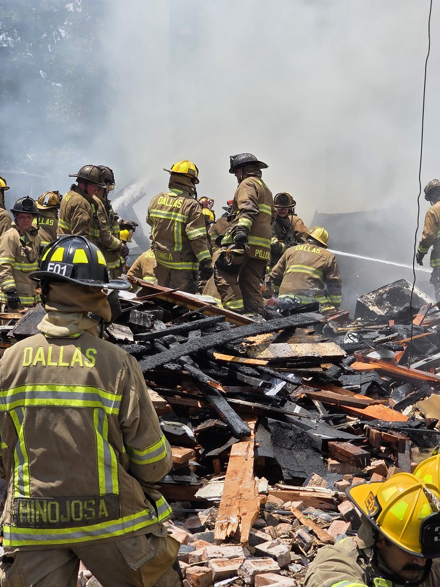 Oak Ridge Explosion 🇺🇸 A contractor was working at the building Thursday and struck a gas ...
