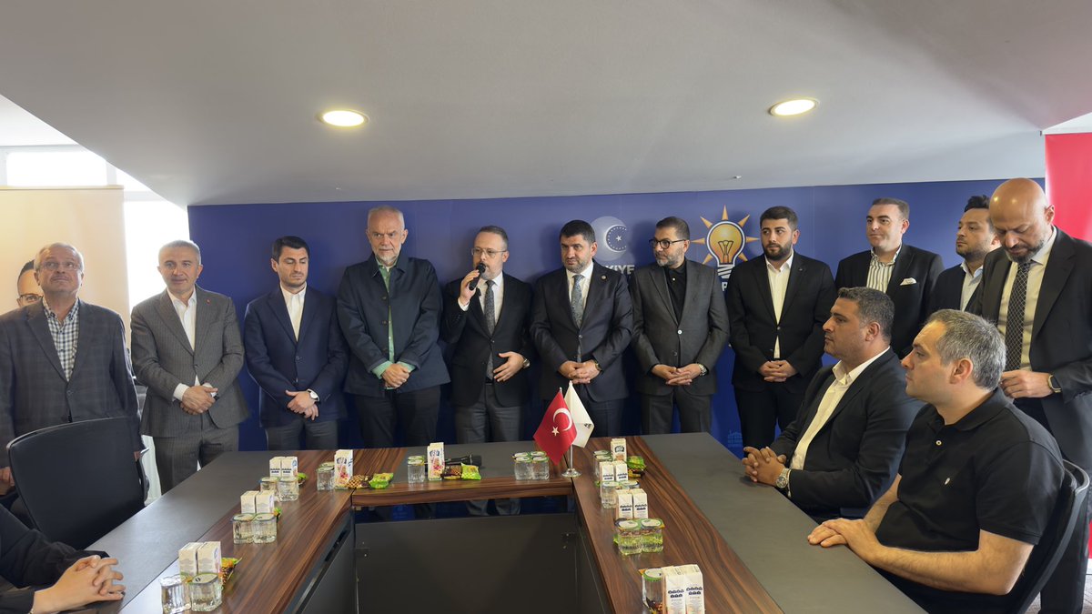 fatihsirmaci's tweet photo. 📍 AK Parti Çekmeköy İlçe Başkanlığı

İlçe bayramlaşma programımızı; Millî Eğitim Bakan Yardımcımız ve aynı zamanda hamimiz Sayın Muhammet Bilal Macit, Genel Merkez Teşkilat Başkan Yardımcımız ve İstanbul Milletvekilimiz Sayın Yahya Çelik, Kurucu Belediye Başkanımız Sayın Ahmet Poyraz, önceki dönem ilçe başkanlarımız Sayın Akın İlhan ve Sayın Şahmettin Yüksel, Mahalle Hamimiz Sayın Hikmet Öztürk ve Gençlik Kolları Başkanımız Sayın Ömer Sıddık Ekşi ve yönetimi, ilçe yönetim kurulu üyelerimiz, meclis üyelerimiz, mahalle başkanlarımız, teşkilat mensuplarımız, üyelerimiz ve dava ve yol arkadaşlarımızın katılımlarıyla gerçekleştirdik.

Bayramın birlik, beraberlik ve kardeşlik iklimini hep birlikte yaşadığımız programımızda, teşkilatımızın her kademesinden yol arkadaşlarımızla bir araya gelerek bayramlaştık; muhabbetimizi ve dayanışmamızı daha da güçlendirdik.

Kurban Bayramı’nın; paylaşmanın, yardımlaşmanın, dayanışmanın ve kardeşliğin en güzel şekilde yaşandığı müstesna günlerden biri olduğuna inanıyor, bu manevi iklimin gönüllerimizi birleştirmesine vesile olmasını temenni ediyoruz.

Bu vesileyle, tüm teşkilat mensuplarımızın ve İslam âleminin mübarek Kurban Bayramı’nı en kalbi duygularımla tebrik ediyor; sağlık, huzur, bereket ve esenlik içerisinde nice bayramlara ulaşmayı Cenab-ı Allah’tan niyaz ediyorum.

#21MahalledeSahadayız
#HerMahallesiyleTürkiyeYüzyılı 🇹🇷🌙

@abdullahozdemir @yahyacelik_ @YurdanurBika @akpartiistanbul @akcekmekoy @AhmettPoyraz @akiniilhan @sahmettinyuksel